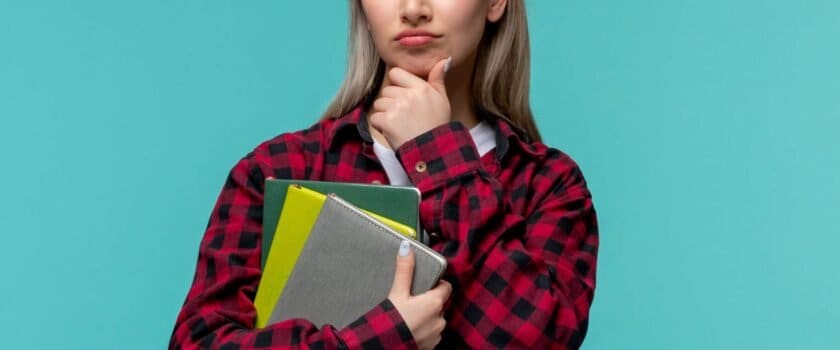 studentica koja razmišlja o tome kako preživjeti početak studiranja